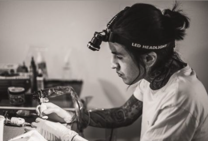 Pedro beim Tätowieren, Zaki Ink. Tattoo Augsburg